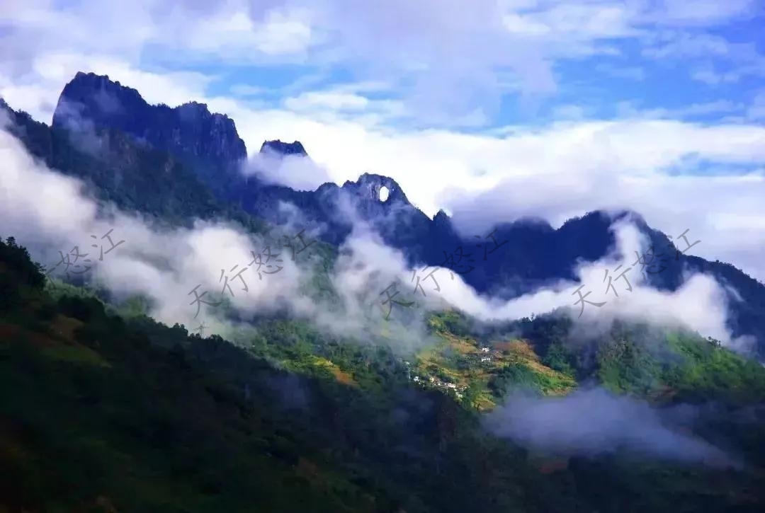 “怒江美麗公路”領(lǐng)略絕美風(fēng)景 “車(chē)在路上走，人在畫(huà)里行”